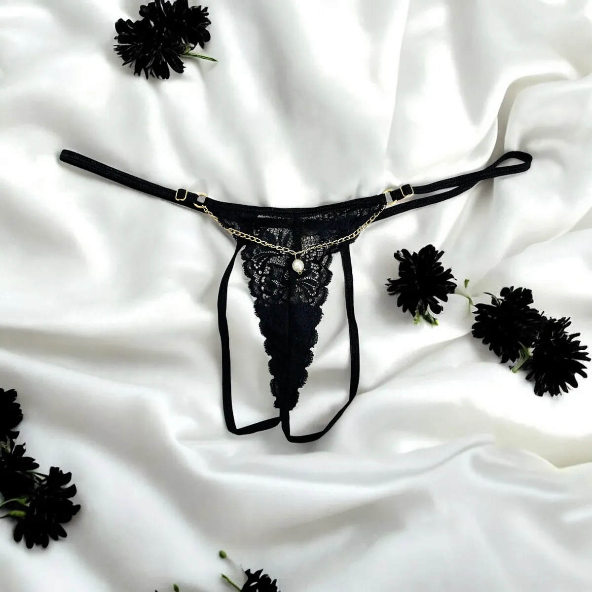 fio dental preto renda floral delicada sensual corrente dourada joia central alças ajustáveis costas abertas tamanho único