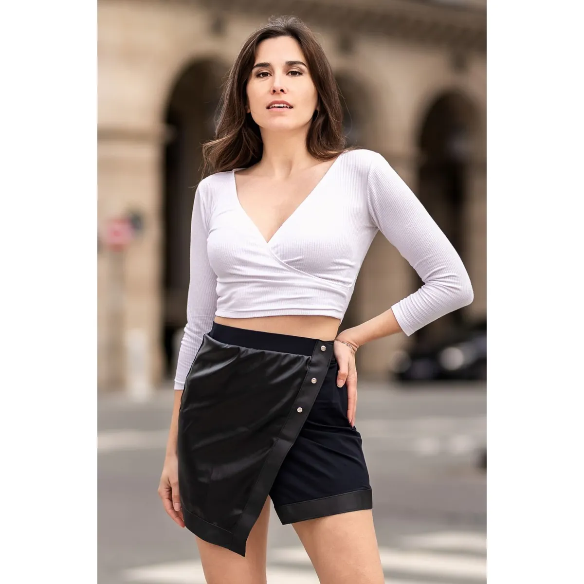 saia curta preta envelope couro sintético frontal botão pressão cintura elástica traseira material elástico ajuste silhueta poliéster elastano elegante feminina