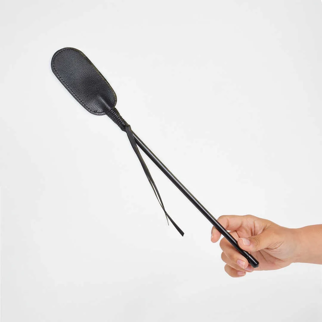 chicote oval secreto preto couro sintético leve resistente conforto sensações intensas haste robusta punho ergonômico compacto