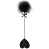 chicote preto coração formato espanador plumas pretas laço pequeno submissão sensual erótico punição carícias suave toque sedutor