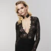 colar metálico preto elegante arnês delicado oculto sensual minimalista ajustável corrente fina acabamento polido design sofisticado corpo realçador