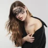 máscara vinil preta sensual provocante elegante sofisticada brilhante ajustável reutilizável adesivos autoadesivos removíveis confortável leve festa íntima erótica