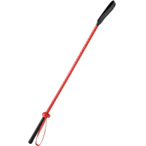 chicote rígido vermelho sessenta centímetros ponta tapete alça cordão manuseio simples design ergonômico couro sintético resistente acabamento reforçado punho antiderrapante