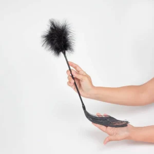 chicote espanador secreto preto duplo uso penas haste robusta 21cm pena10cm chicote8cm embalagem compacto leve 40g