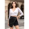 saia curta preta envelope couro sintético frontal botão pressão cintura elástica traseira material elástico ajuste silhueta poliéster elastano elegante feminina
