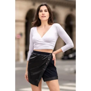 saia curta preta envelope couro sintético frontal botão pressão cintura elástica traseira material elástico ajuste silhueta poliéster elastano elegante feminina