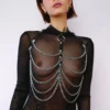 arnês peito couro correntes preto prateadas aço ajustável gargantilha sensual fetichista joia corpo destaque busto elegante