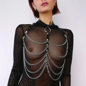 arnês peito couro correntes preto prateadas aço ajustável gargantilha sensual fetichista joia corpo destaque busto elegante