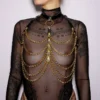 arnês peitoral couro preto correntes prateadas aço gargantilha ajustável fetichista sensual elegante joia corporal versátil revelador