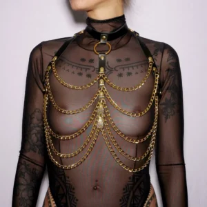 arnês peitoral couro preto correntes prateadas aço gargantilha ajustável fetichista sensual elegante joia corporal versátil revelador