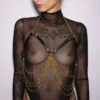 Arnês Peito Triangular Couro Preto Correntes Prateadas Jóia Corporal Ajustável Tamanho Único Fetichista Sensual Tiras Pescoço Costelas Realce Seios Nus