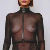 arnês peitoral couro preto fechos prateados anel aço ajustável pescoço cintura joia corporal sensual fetiche acessório versátil ornamental roupa nu