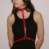 arnês peito couro preto colar cintura ajustável anel prateado joia sugestivo erótico sensual versátil ornamentado elegante