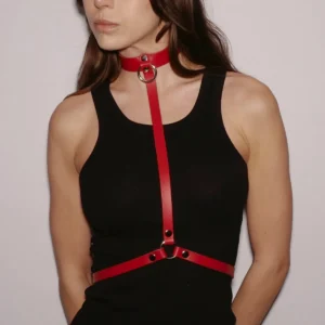 arnês peito couro preto colar cintura ajustável anel prateado joia sugestivo erótico sensual versátil ornamentado elegante