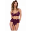 conjunto três peças renda cílios sutiã aro alças ajustáveis cinto ligas tanga combinando bordô pedras preciosas tons ricos poliamida elastano