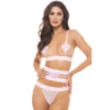 conjunto três peças rosa pastel sensualidade elegância transparência recortes ousados realce curvas sutiã minimalista corações brilhantes cinta ajustável