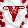 tanga vermelha renda vazada sensual elegante pérola central strass dourados traseira tiras finas ajustáveis anéis folheados tamanho único poliamida delicada
