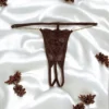 tanga renda fina delicada marrom minimalista ousada aberta ajustável correntes douradas laterais sensual refinada feminina sedutora poliamida elastano