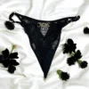 tanga preta renda fina delicada sensual elegante refinada vazada costas jóia losangos dourados alças ajustáveis anéis metalizados tamanho único