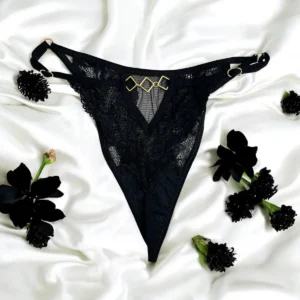 tanga preta renda fina delicada sensual elegante refinada vazada costas jóia losangos dourados alças ajustáveis anéis metalizados tamanho único